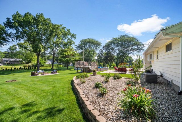8112 W Elm COURT, Franklin, WI 53132