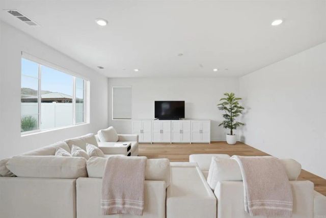 30477 Waterline Drive, Menifee, CA 92584