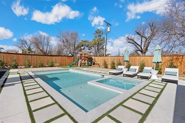 1803 Drakestone Avenue, Nichols Hills, OK 73120