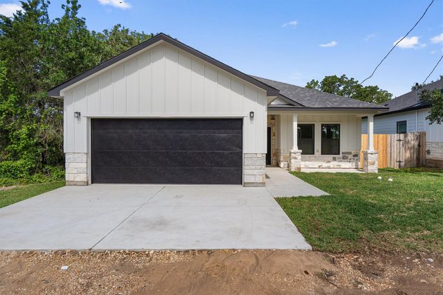 889 S Leon, Giddings, TX 78942