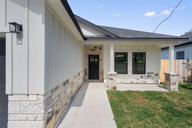 889 S Leon, Giddings, TX 78942
