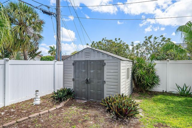 2741 NE 52nd Street, Lighthouse Point, FL 33064