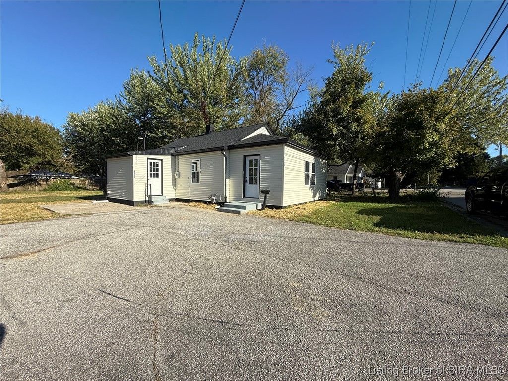 320 Kahl Court, Sellersburg, IN 47172