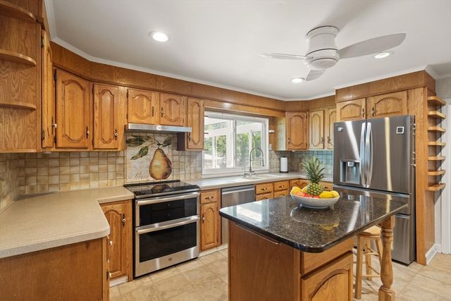 4 Berrywood Ln, Beverly, MA 01915