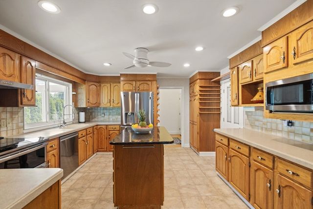 4 Berrywood Ln, Beverly, MA 01915