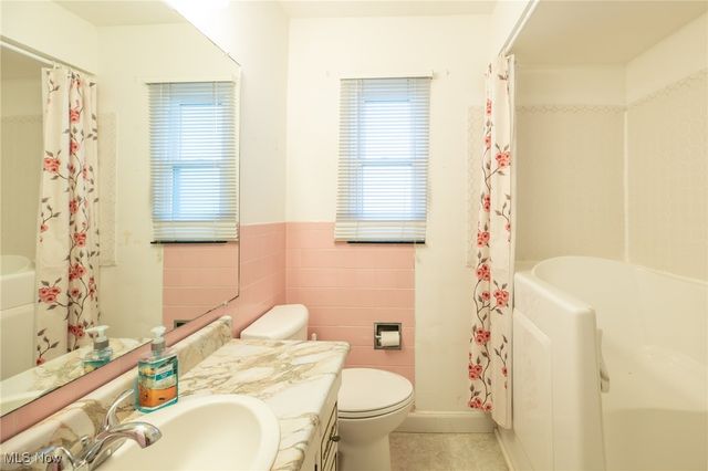 1074 N Main Street, Akron, OH 44310