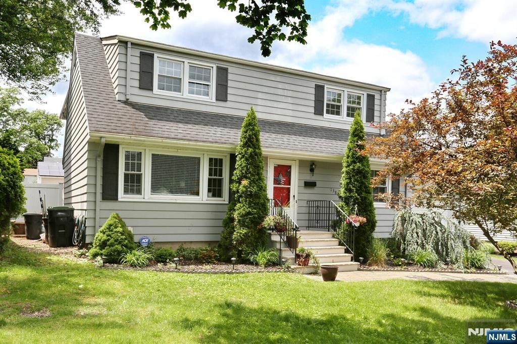 138 Vivyen Street, Bergenfield, NJ 07621