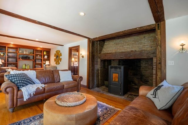 47 East St, Middleton, MA 01949