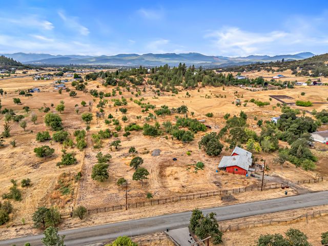 175 Wedgewood Drive, Eagle Point, OR 97524