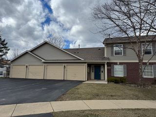 1244 N Red Oak Circle 3, Round Lake Beach, IL 60073