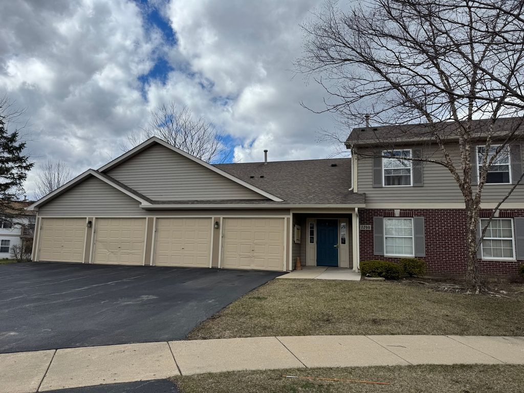 1244 N Red Oak Circle 3, Round Lake Beach, IL 60073