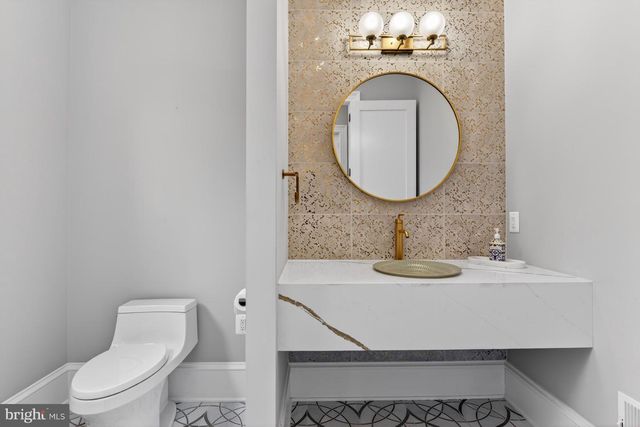 7002 RIVER OAKS DR, Mclean, VA 22101