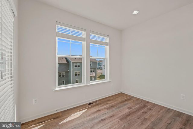242 CHARTERHOUSE ST, Falling Waters, WV 25419