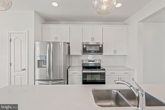 242 CHARTERHOUSE ST, Falling Waters, WV 25419