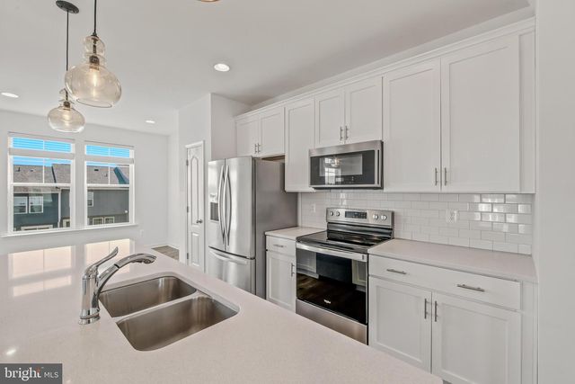 242 CHARTERHOUSE ST, Falling Waters, WV 25419