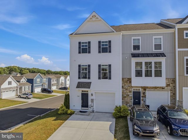 242 CHARTERHOUSE ST, Falling Waters, WV 25419