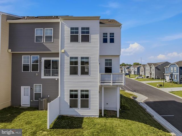 242 CHARTERHOUSE ST, Falling Waters, WV 25419