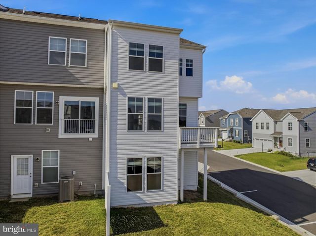 242 CHARTERHOUSE ST, Falling Waters, WV 25419