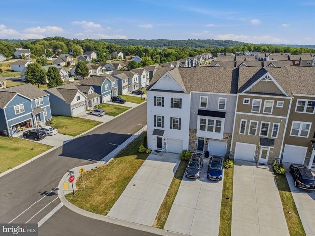 242 CHARTERHOUSE ST, Falling Waters, WV 25419