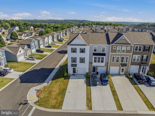 242 CHARTERHOUSE ST, Falling Waters, WV 25419