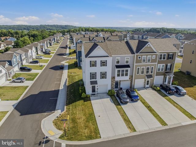 242 CHARTERHOUSE ST, Falling Waters, WV 25419