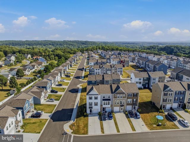 242 CHARTERHOUSE ST, Falling Waters, WV 25419