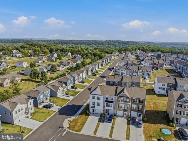 242 CHARTERHOUSE ST, Falling Waters, WV 25419