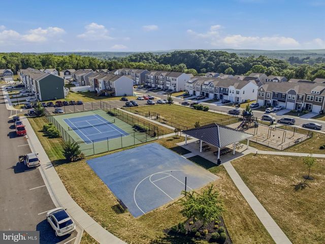 242 CHARTERHOUSE ST, Falling Waters, WV 25419