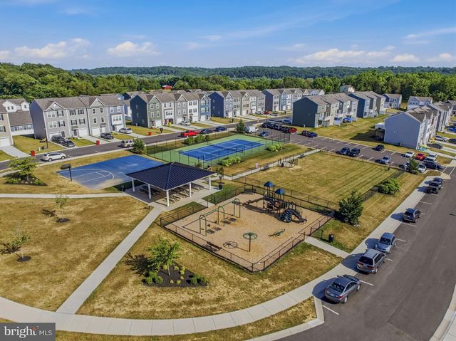 242 CHARTERHOUSE ST, Falling Waters, WV 25419