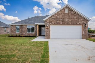 300 White Oak Street, Gentry, AR 72734