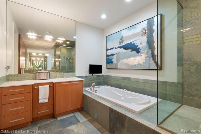 801 W Ann Arbor Trail 306, Plymouth, MI 48170