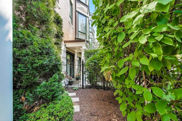 1219 N Sedgwick Street, Chicago, IL 60610