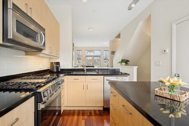 1219 N Sedgwick Street, Chicago, IL 60610