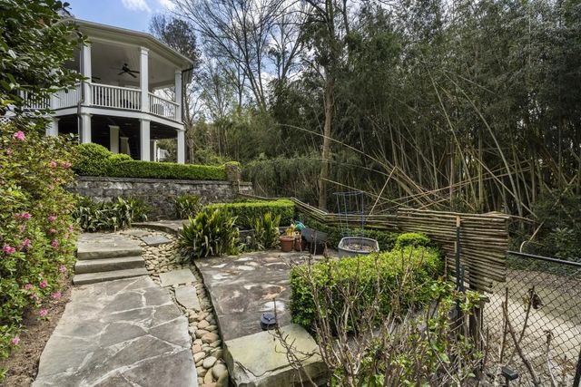 9 Nacoochee Place NW, Atlanta, GA 30305