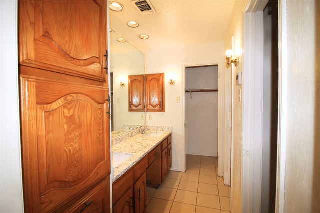 711 Dickey Drive, Euless, TX 76040