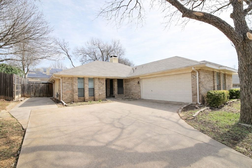 711 Dickey Drive, Euless, TX 76040