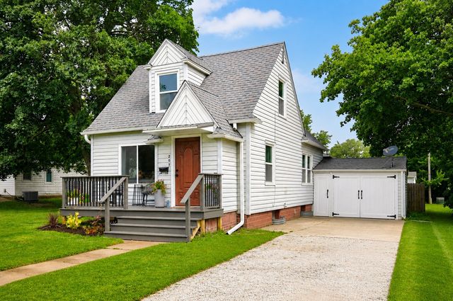 207 E Buchanan Street, Winterset, IA 50273