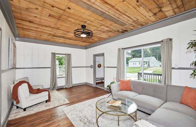 207 E Buchanan Street, Winterset, IA 50273