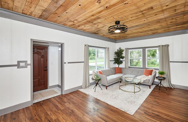 207 E Buchanan Street, Winterset, IA 50273