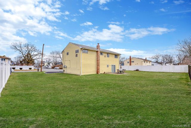 42 Centerwood Street, West Babylon, NY 11704