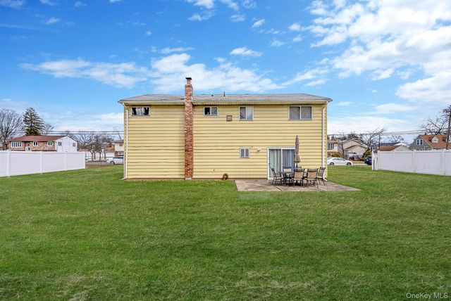 42 Centerwood Street, West Babylon, NY 11704