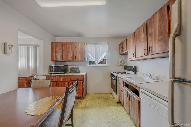 42 Centerwood Street, West Babylon, NY 11704