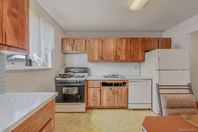 42 Centerwood Street, West Babylon, NY 11704