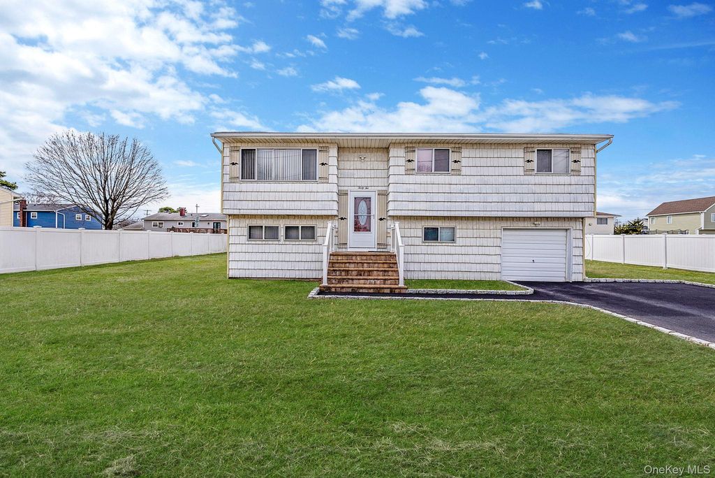 42 Centerwood Street, West Babylon, NY 11704