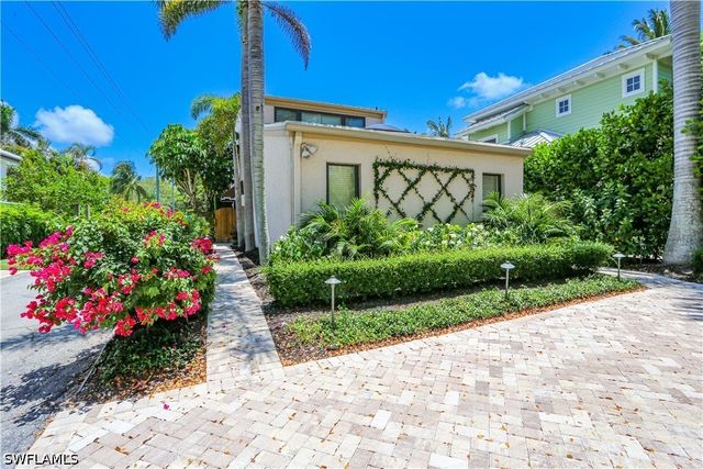 550 3rd AVE N, Naples, FL 34102