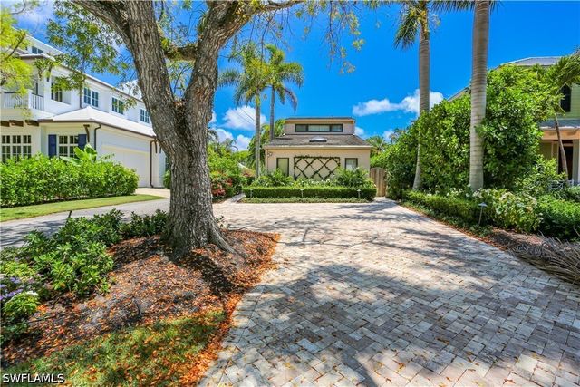 550 3rd AVE N, Naples, FL 34102