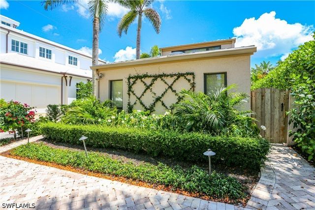 550 3rd AVE N, Naples, FL 34102