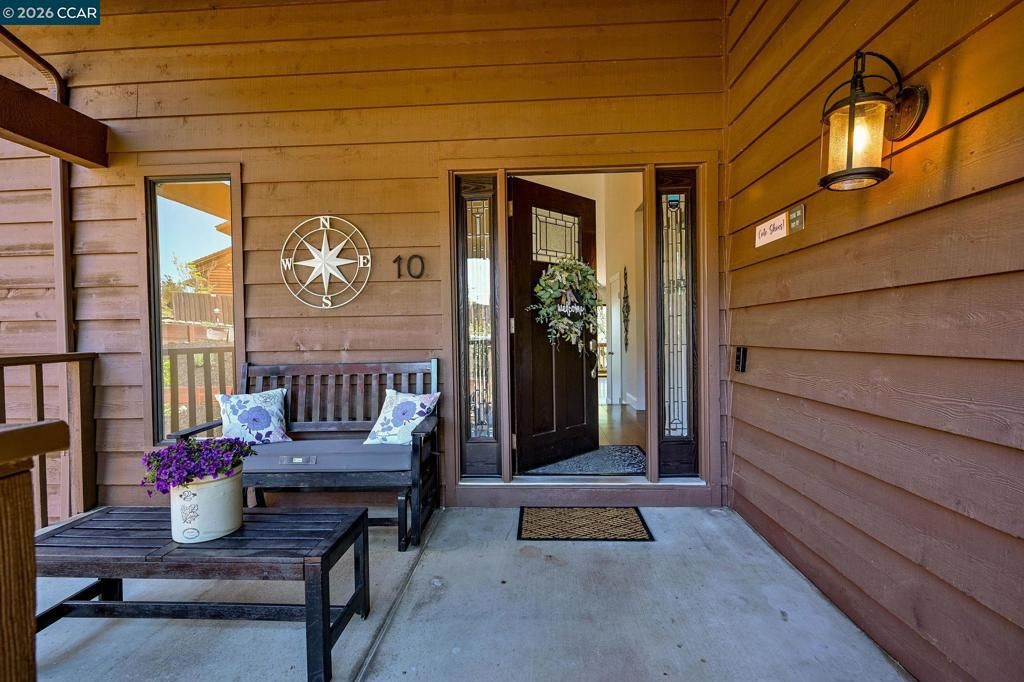 Image 2 of property listing at 10 Swansea Ln, Pleasant Hill, CA 94523