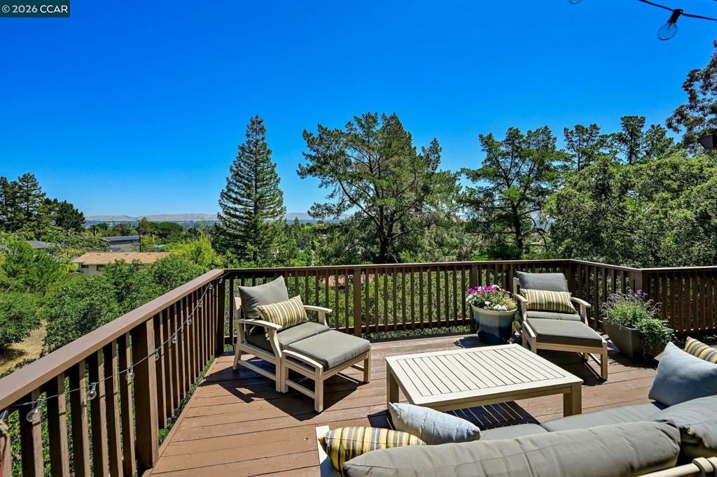 Image 24 of property listing at 10 Swansea Ln, Pleasant Hill, CA 94523