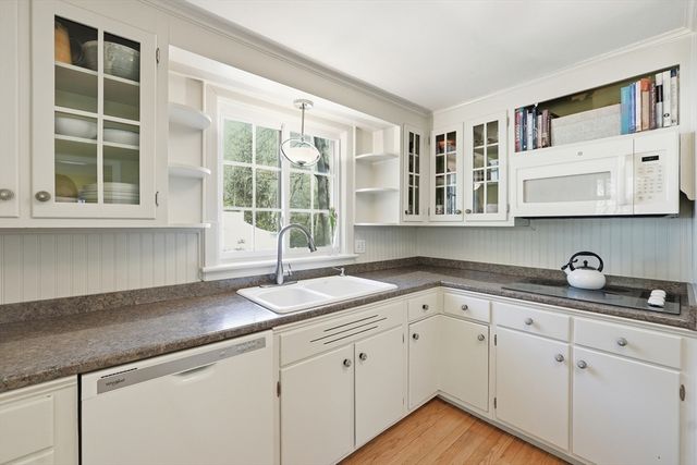 11 Drury Ln, Worcester, MA 01609